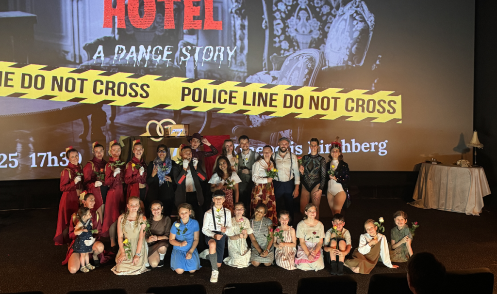 photo de fin de spectacle avec tous les danseurs sur scène